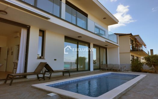 Chic T3 Villa with Pool and Stunning Ocean Views in Paul do Mar, Madeira