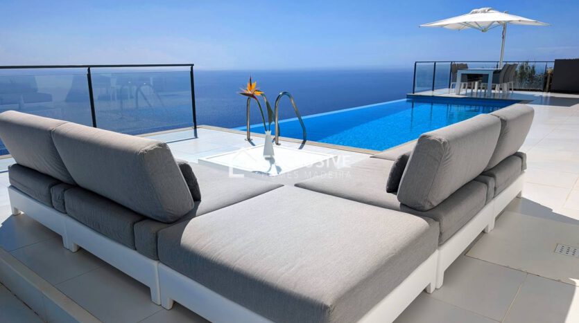 Luxurious T4 Villa with Pool and Private Guest Apartment in Arco da Calheta